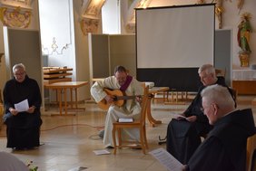 Diakon Werner Szörenyi spielte geistliche Lieder (Frater Magnus Morhardt )