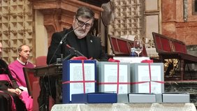 Pater Miguel Varona, Sekretär des kirchlichen Tribunals mit den Dokumenten (Generalpostulator Dario Vermi/Generalkurie Rom)