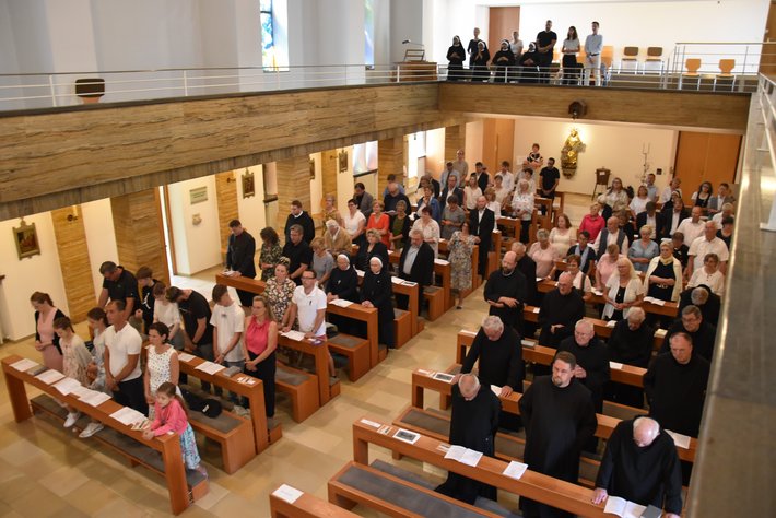 Gemeinde beim Festgottesdienst (Barmherzige Brüder/Kirsten Oberhoff)