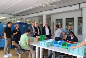 Bezirkstagspräsident Franz Löffler in Eustachius-Kugler-Werkstatt (Foto: (c) Barbara Eisvogel)