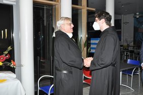 Frater Sebastian gratuliert (Barmherzige Brüder/Kirsten Oberhoff)