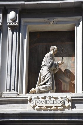 Johannes von Gott über dem Eingang des "Hospital San Juan de Dios" in Granada (Kirsten Oberhoff )