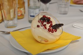 Nachtisch mit Granatapfelkernen (Barmherzige Brüder/Kirsten Oberhoff )