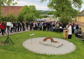 Segnung des Mahnmals "laufen" in Reichenbach (Ulrike Niklas )