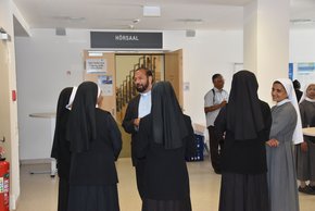 Austausch von Ordensleuten vor dem Hörsaal des Regensburger Krankenhauses (Frater Magnus Morhardt)