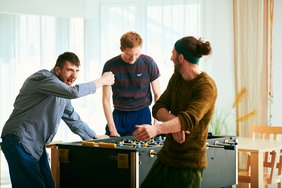 Kicker bauen und Kickern können sie, die Mitarbeitenden und Beschäftigten der Barmherzige Brüder Behindertenhilfe. (Barmherzige Brüder/Andreas Fuchs)