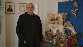 Provinzial Frater Rudolf mit neapolitanischer Krippe (DOK TV & Media GmbH/Anton Deutschmann)