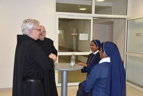 Provinzial Frater Rudolf Knopp und Frater Eberhard Michl mit den Adhra Little Sisters of Christ (Frater Magnus Morhardt)
