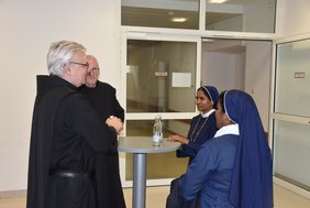 Provinzial Frater Rudolf Knopp und Frater Eberhard Michl mit den Adhra Little Sisters of Christ (Frater Magnus Morhardt)