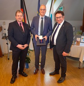 (v.li) Donaustaufs Bürgermeister Jürgen Sommer, Prof. Pfeifer und Staatsekretär Gotthardt (Franziska Meinl/StMWI)