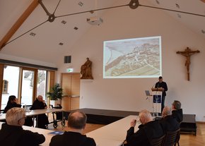 Vortrag im Neuburger Johannes-von-Gott-Saal (Barmherzige Brüder/Frater Magnus Morhardt)