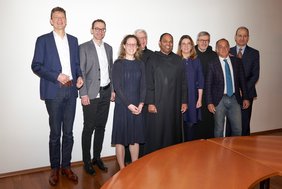 Generalrat Frater Joaquim Erra Mas (3. von rechts) mit den Mitgliedern der Finanzkommission. (Barmherzige Brüder Österreichische Provinz )