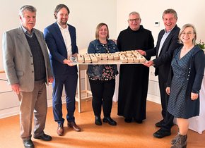 Freude über den "süßen Schlüssel" bei den Festgästen (Barmherzige Brüder Behindertenhilfe gGmbH/Marion Hausmann
)