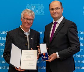 Prof. Hugo Segerer (links) mit bay. Finanzminister Albert Füracker (StMFH/Christian Blaschka)