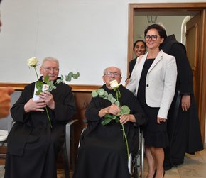 Frater Meinrad (li) und Pater Leodegar mit Julia Glatki-Zoladz, Heimleiterin (Frater Magnus Morhardt )