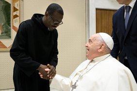 Papst Franziskus mit Generalprior Frater Pascal Ahodegnon