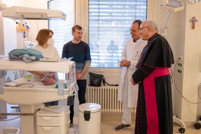 Auf der Kinderintensiv- und Neugeborenenstation: Bischof Rudolf im Gespräch mit Eltern. (© Krankenhaus Barmherzige Brüder Regensburg/ Sarah Tümmler)