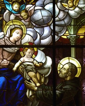 Johannes von Gott mit Maria und dem Jesuskind, Glasfenster, Madrid (Archiv Barmherzige Brüder )
