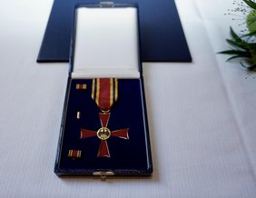 Das Bundesverdienstkreuz am Bande - höchste Auszeichnung für das Gemeinwohl (Franziska Meinl/StMWI)