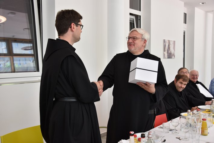 Provinzial überreicht Geschenk