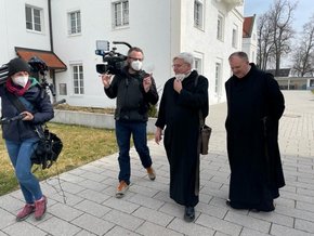Drehtermin in Neuburg mit Fernsehteam (Barbara Weiß, Bayerisches Fernsehen)