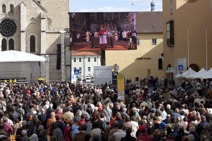 Tausende verfolgten die Seligsprechung vor dem Dom auf Leinwänden. (Barmherzige Brüder/altrofoto.de)