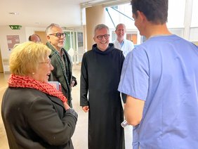 Im Gespräch in der Klinik St. Hedwig (Krankenhaus Barmherzige Brüder Regensburg/Andreas Hofmeister)