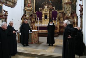 Sr. Elisabeth (Mitte) zeigt den Brüdern die spätbarocke Klosterkirche (Barmherzige Brüder/Frater Magnus Morhardt)